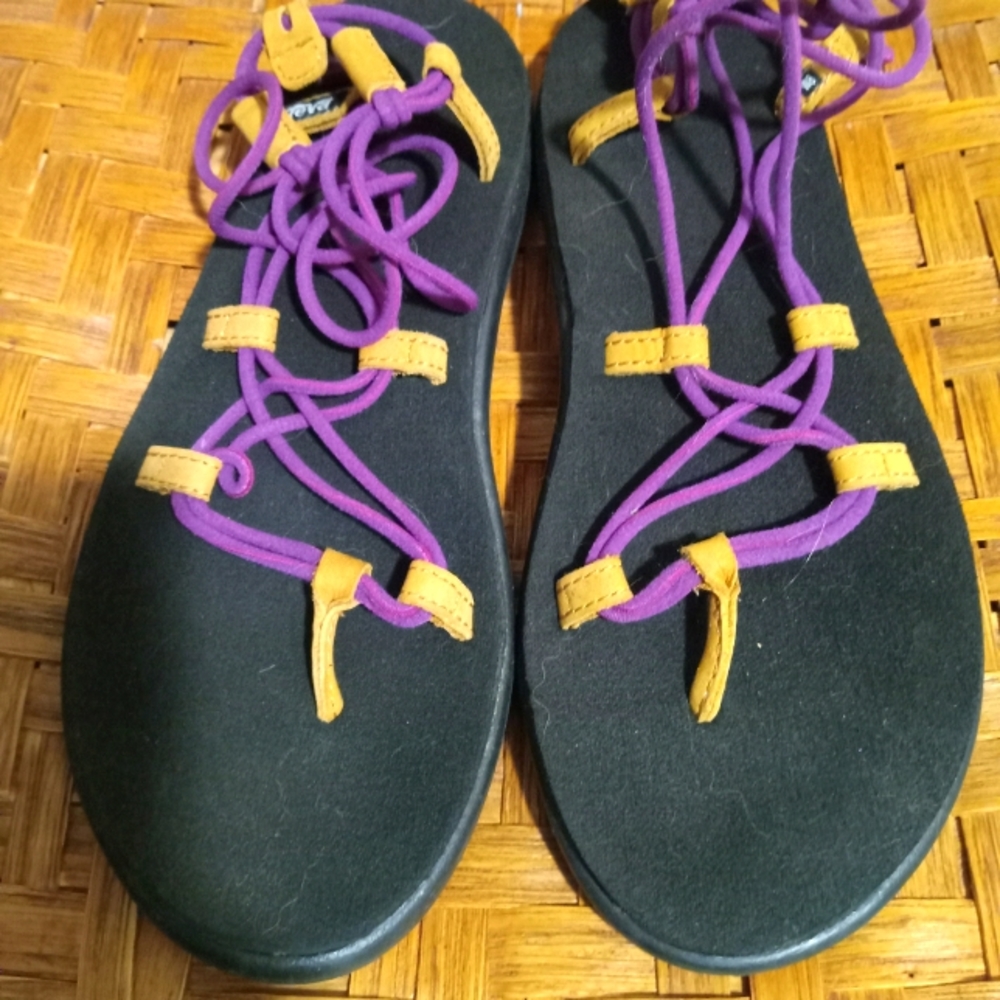 TEVA SIZE 8 WOMENS SANDALS